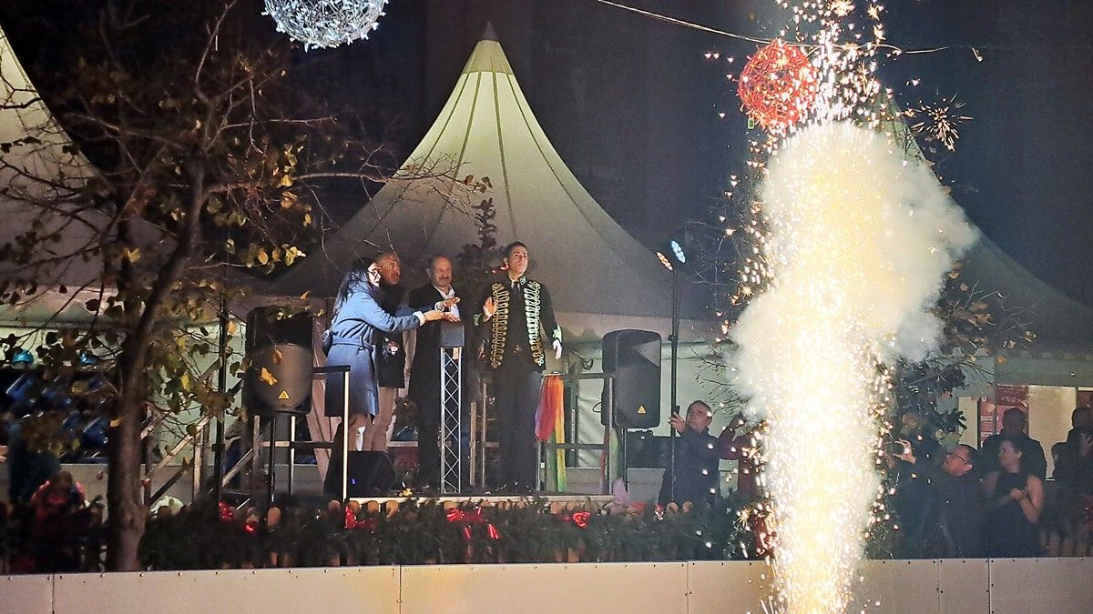 Infante, Aloy i Daura premen el boto de l'encesa de llums de Nadal