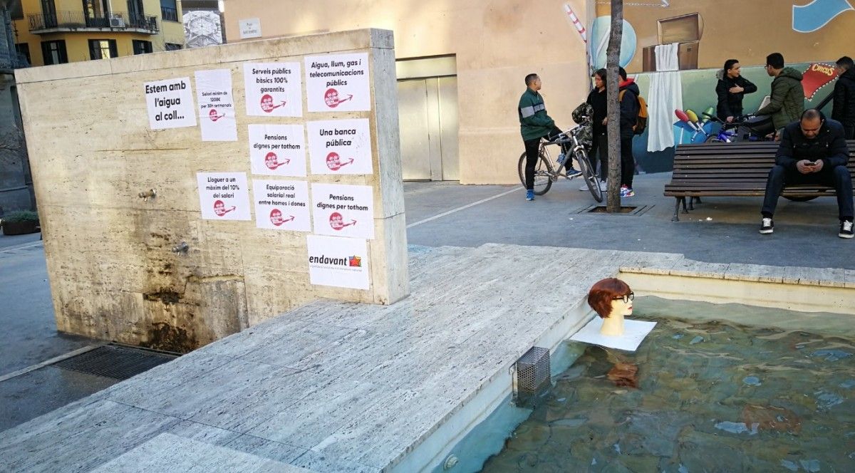 El cap d'un maniquí flotant a la font de la plaça Sant Domènec de Manresa