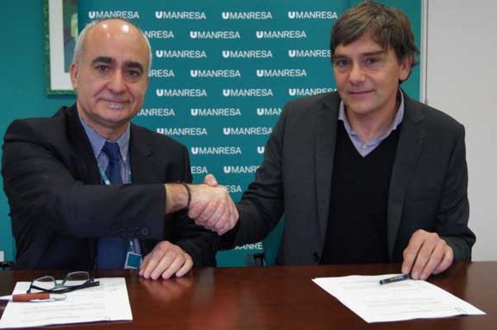 Valentí Martínez i Jordi Basomba durant la signatura del conveni.