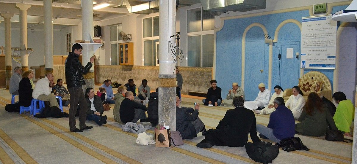 El Grup de Diàleg Interreligiós durant la pregària per la pau a la mesquita Al Fath.