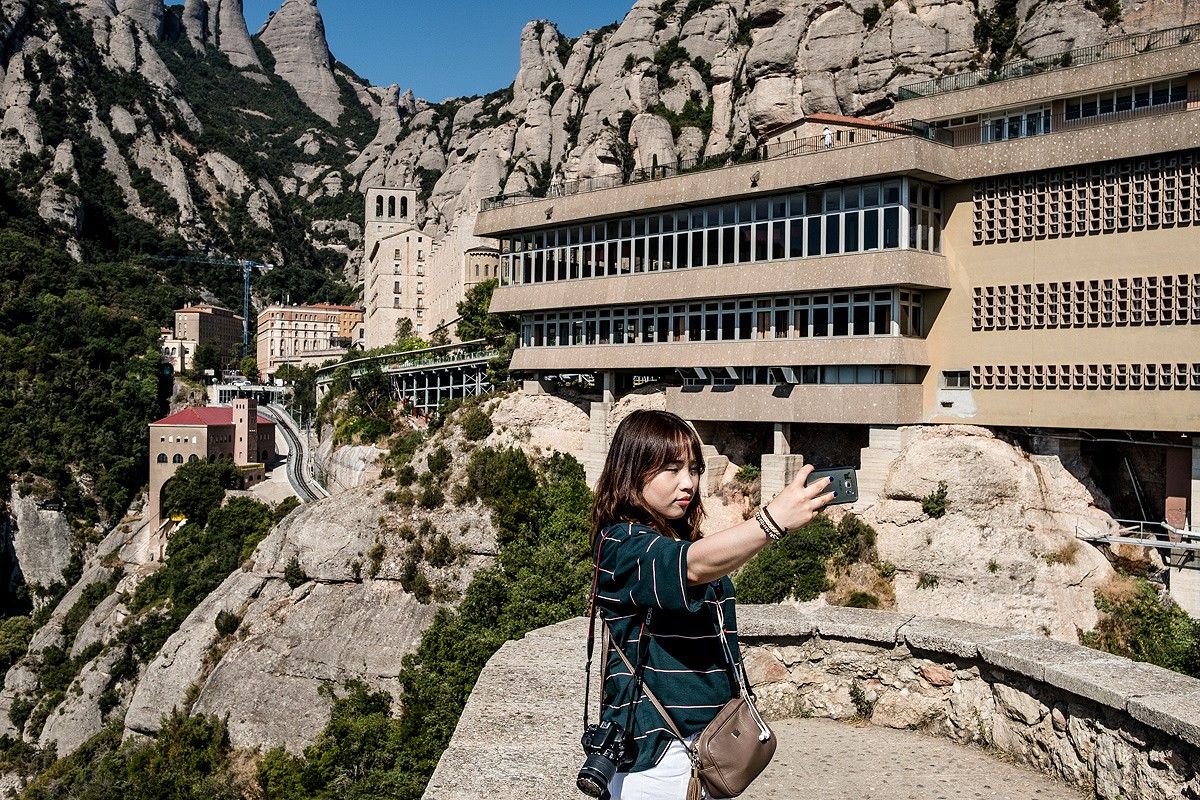 Una turista es fa una autofoto a Montserrat