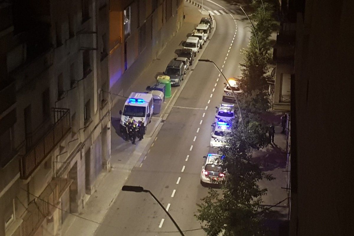Els cinc vehicles policials davant el pis que volia ser ocupat