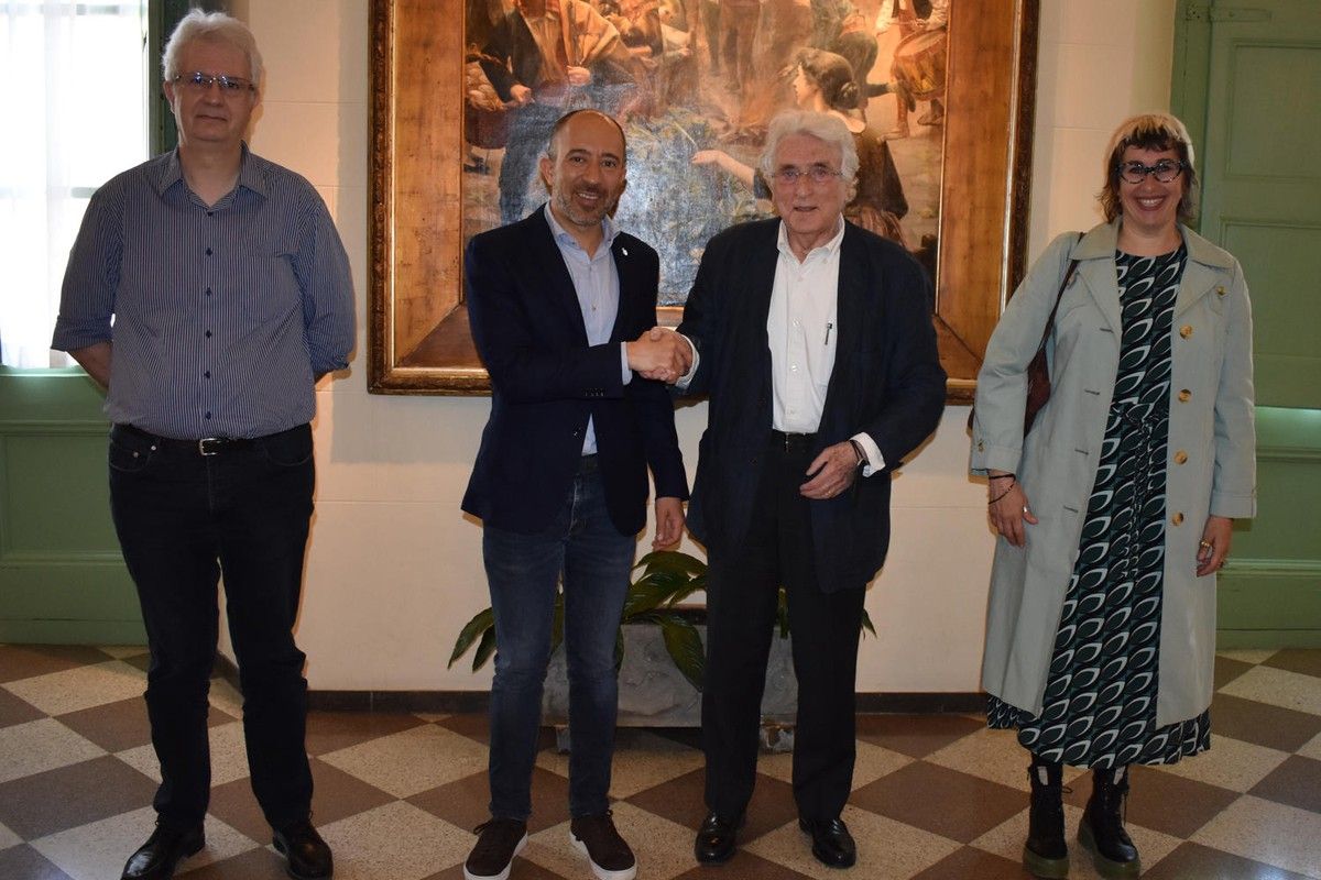 Encaixada de mà entre Marc Aloy i Josep Maria Esquius després de signar el contracte