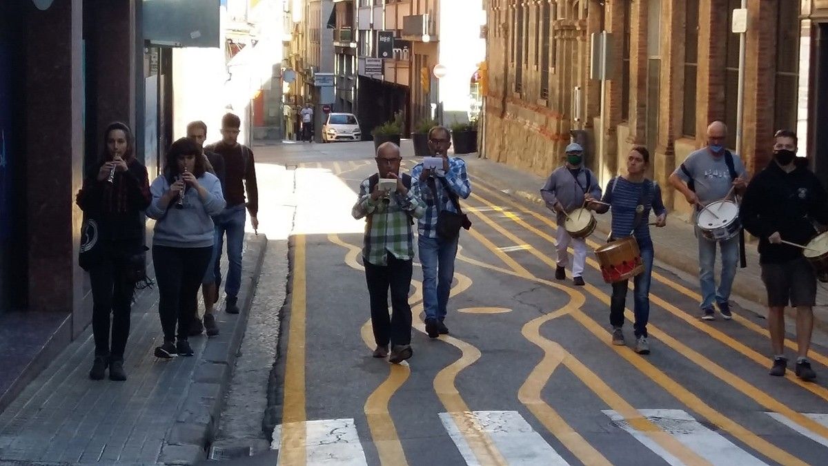 Els grallers i tabalers de Manresa enfilant el carrer dels Infants