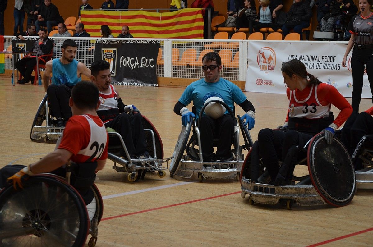 El Wheelchair Rugby Manresa durant el primer partit de la seva història