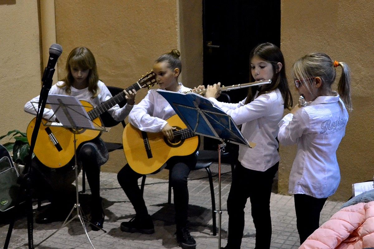 Interpretació musical d'alumnes de l'Escola Municipal de Música durant l'acte d'adhesió de la Setmana contra la violència de gènere