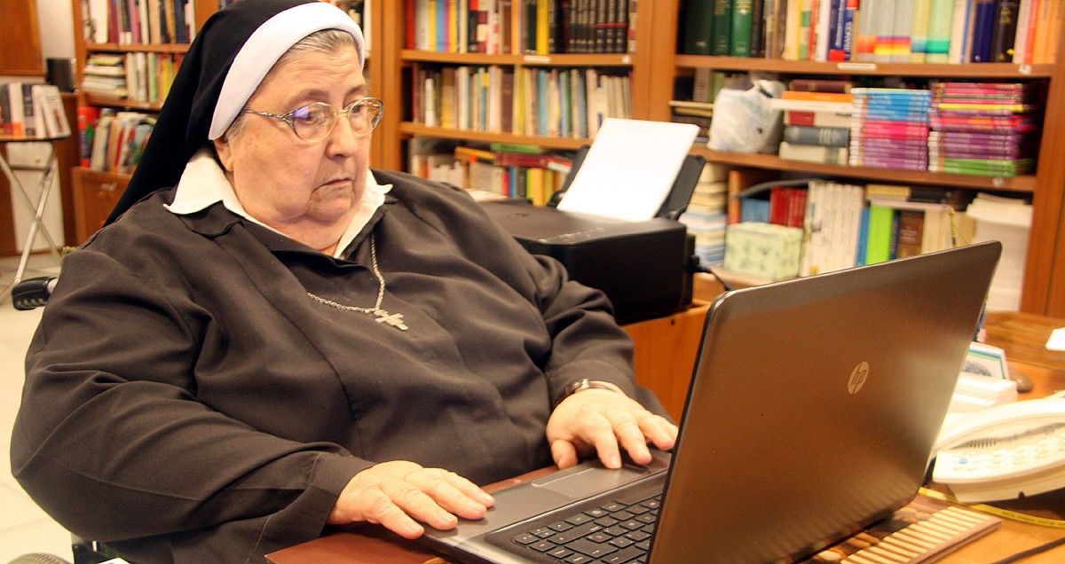 La monja caputxina Pilar Lumbreras treballant davant l'ordinador al convent de Manresa