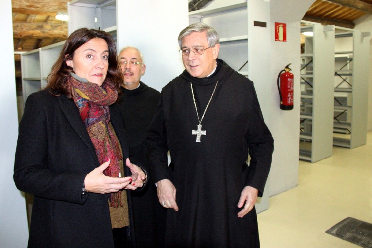 La presidenta de la Diputació de Barcelona, Mercè Conesa, i el Pare Abat Josep Maria Soler visiten els nous espais de la biblioteca