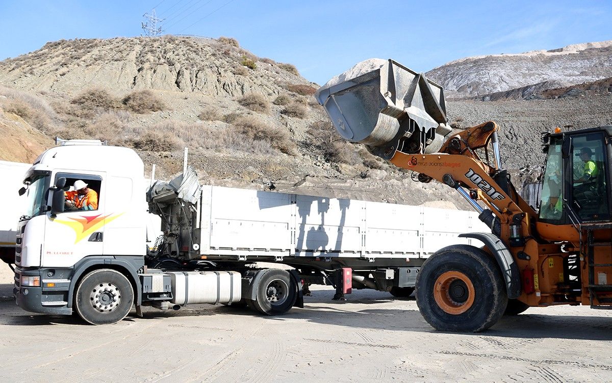 Una excavadora carregant la sal a un camió a la planta d’ICL Iberia de Súria
