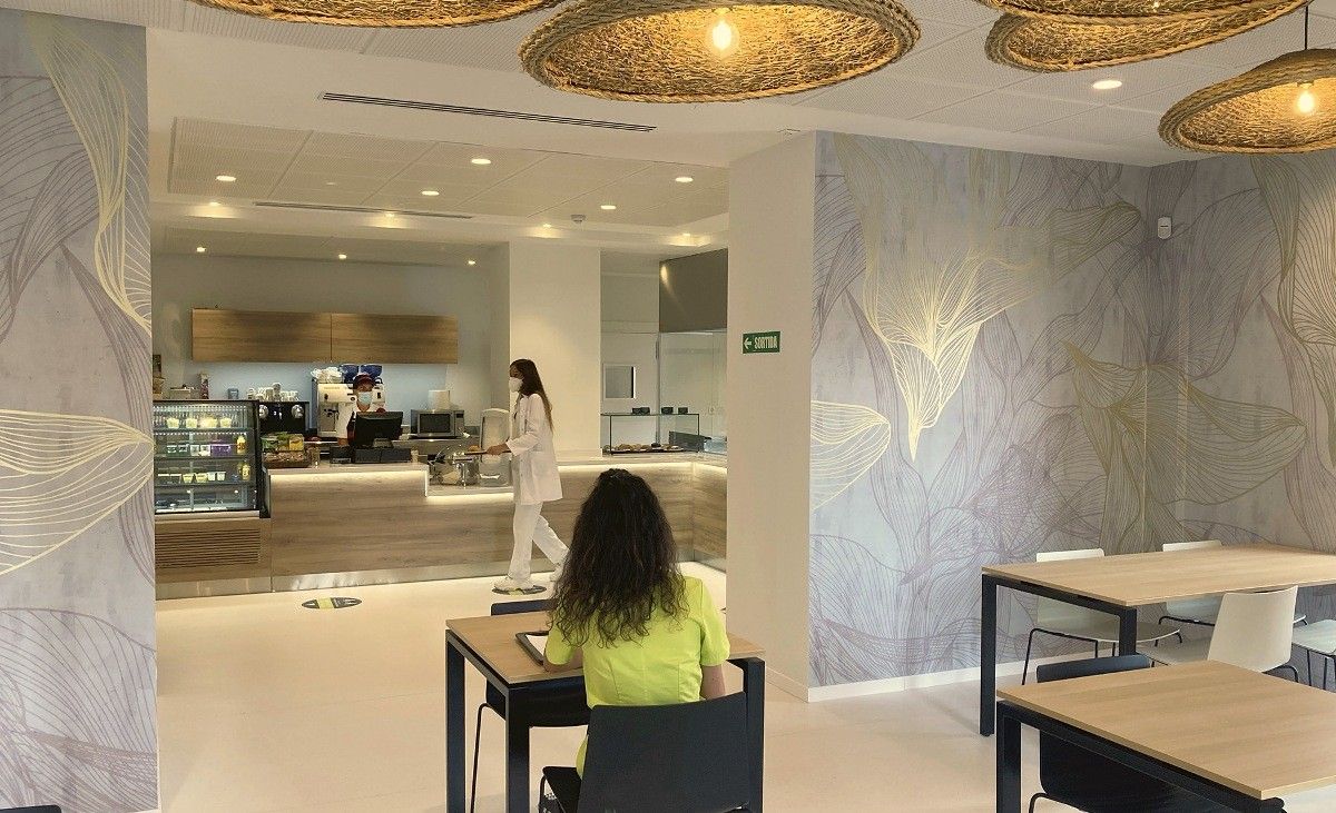 La primera cafeteria de la Clínica Sant Josep ocupa una superfície total de 241,65 metres quadrats