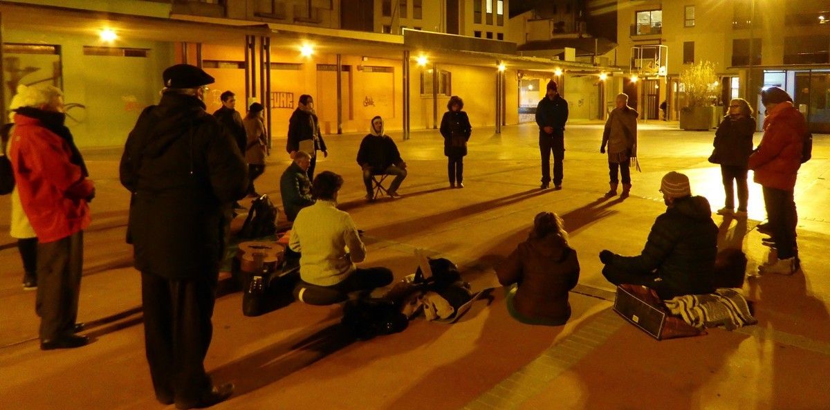 Imatge de la primera sessió de meditació a la plaça Porxada de Manresa