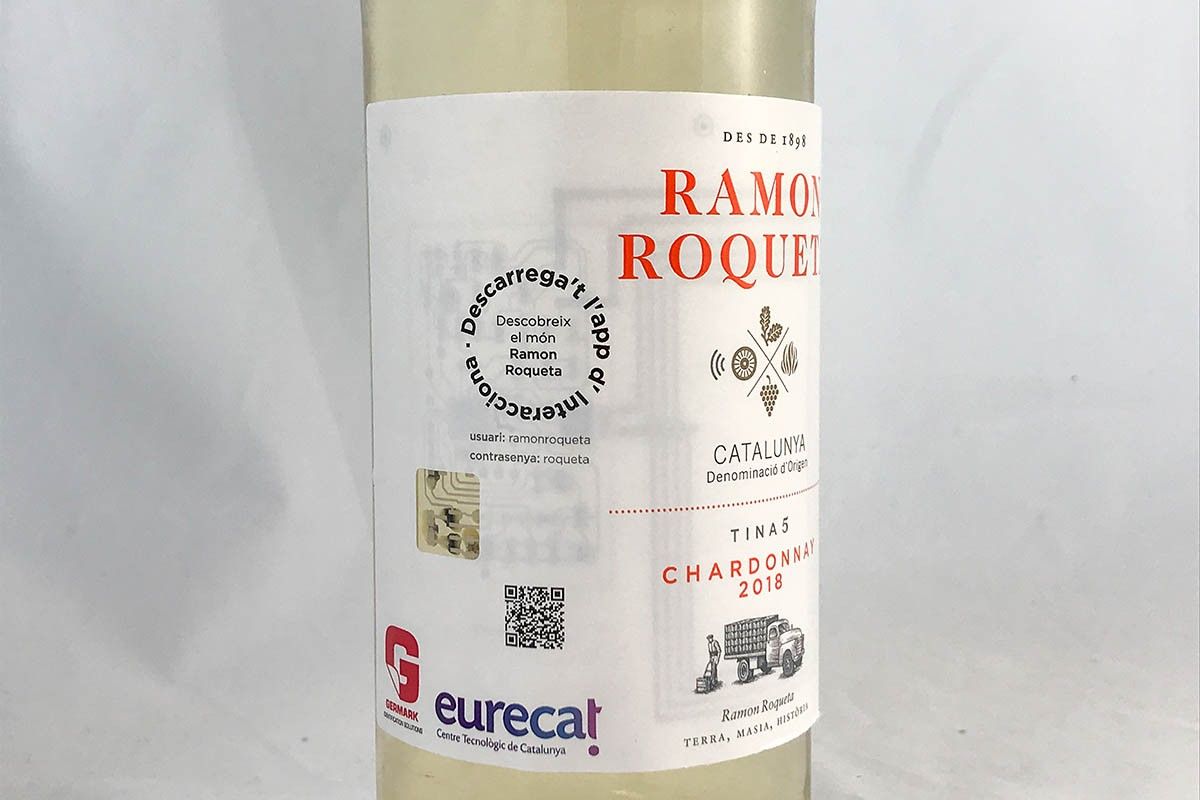 Etiqueta intel·ligent en una ampolla de vi Ramon Roqueta