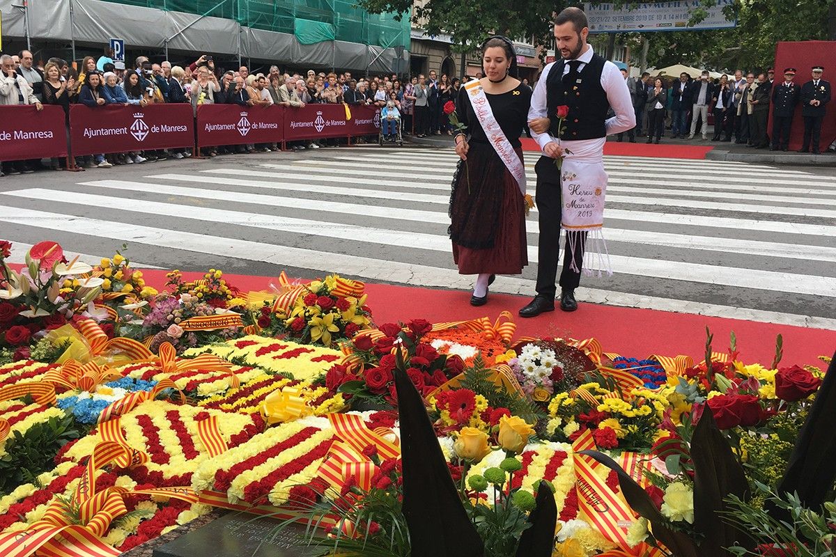 La pubilla i l'hereu de Manresa durant l'ofrena floral de la Diada de 2019
