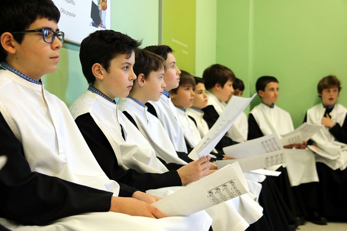 Escolans preparant la veu abans de cantar la Salve montserratina a la basílica