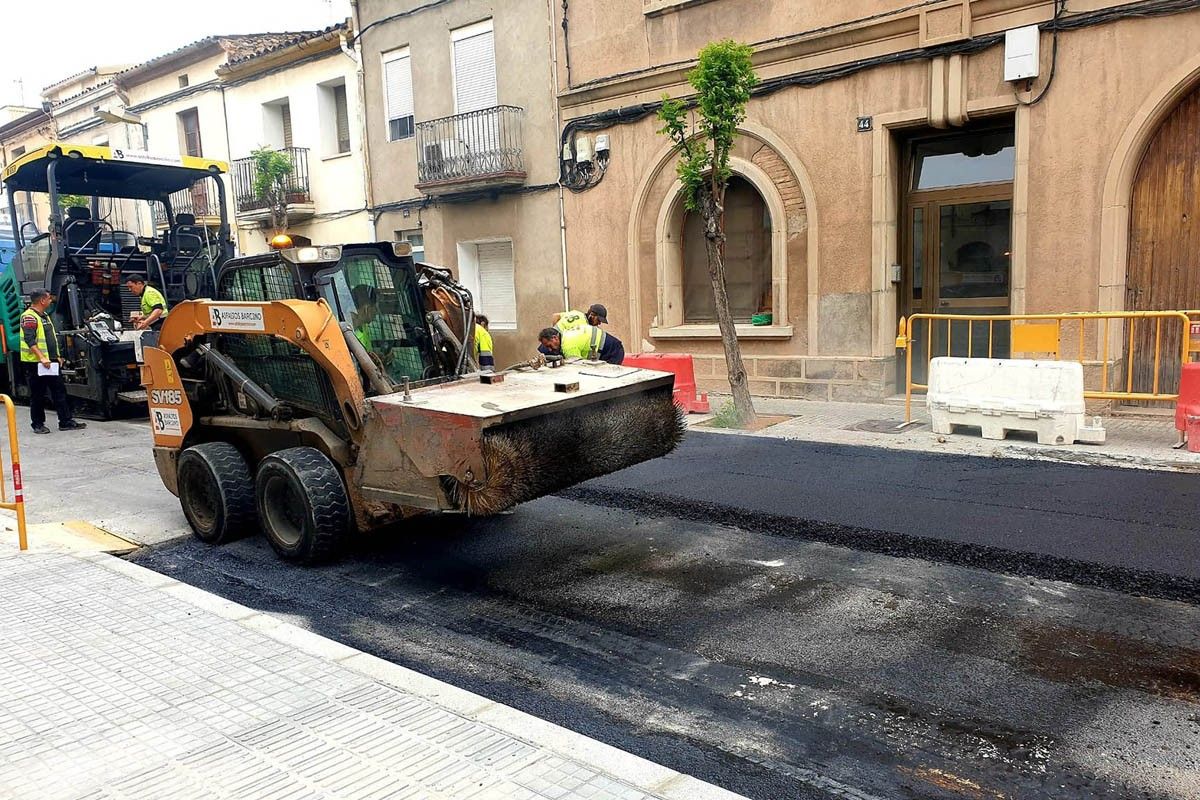 Obres d'asfaltatge al carrer Joaquim Borràs de Castellbell