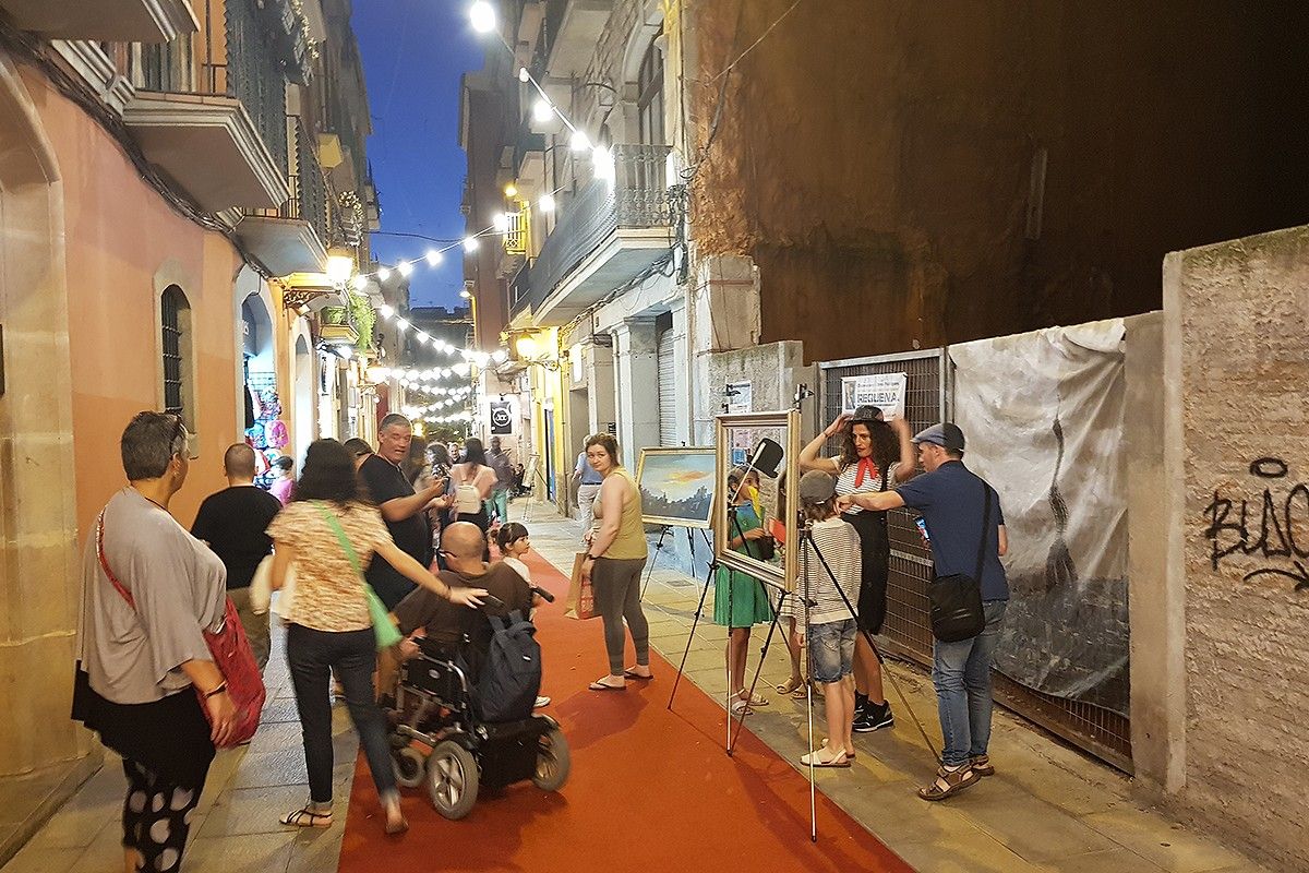 Visitants al carrer Urgell, en la Shopping Night de 2019