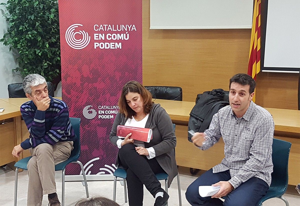 Joan Baptista, Ana C. Querol i Marc Parés durant l'acte de Catalunya en Comú