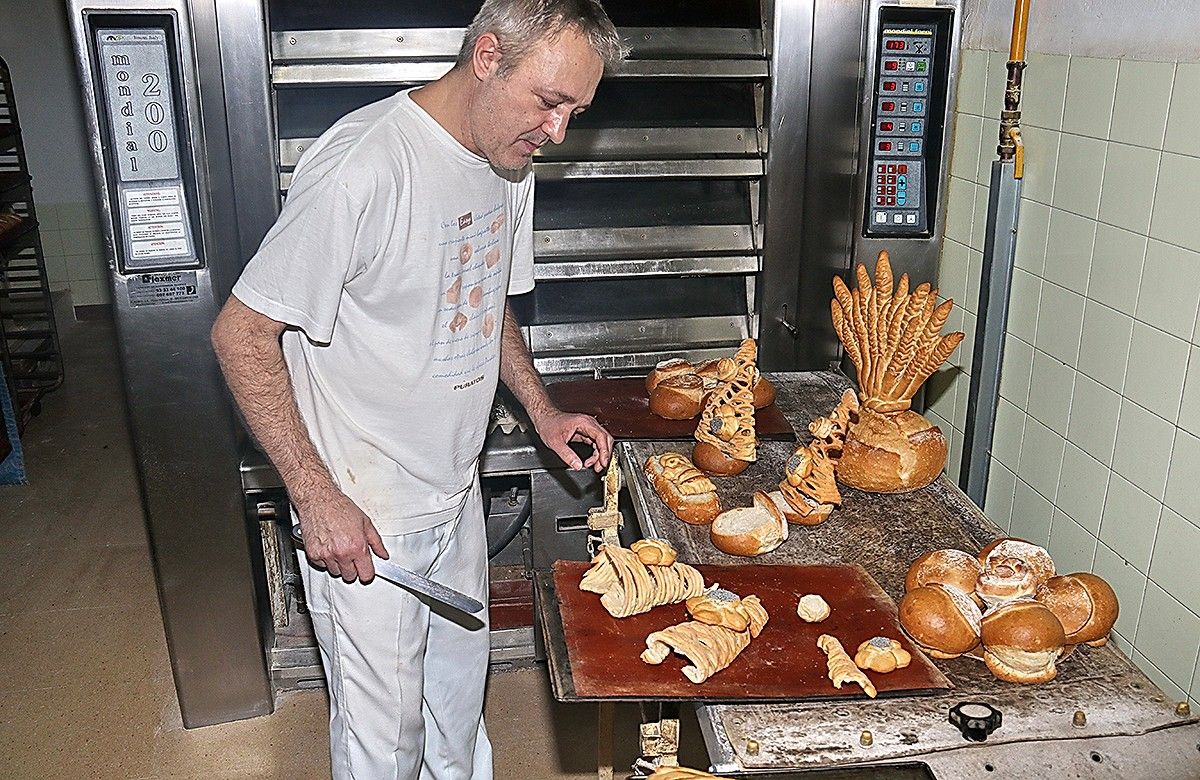 Forn de pa Cal Taró elaborant pans de flors d’hivern i nadal