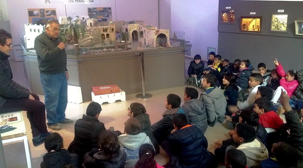 Un grup d'estudiants durant una visita al Pessebre Monumental.