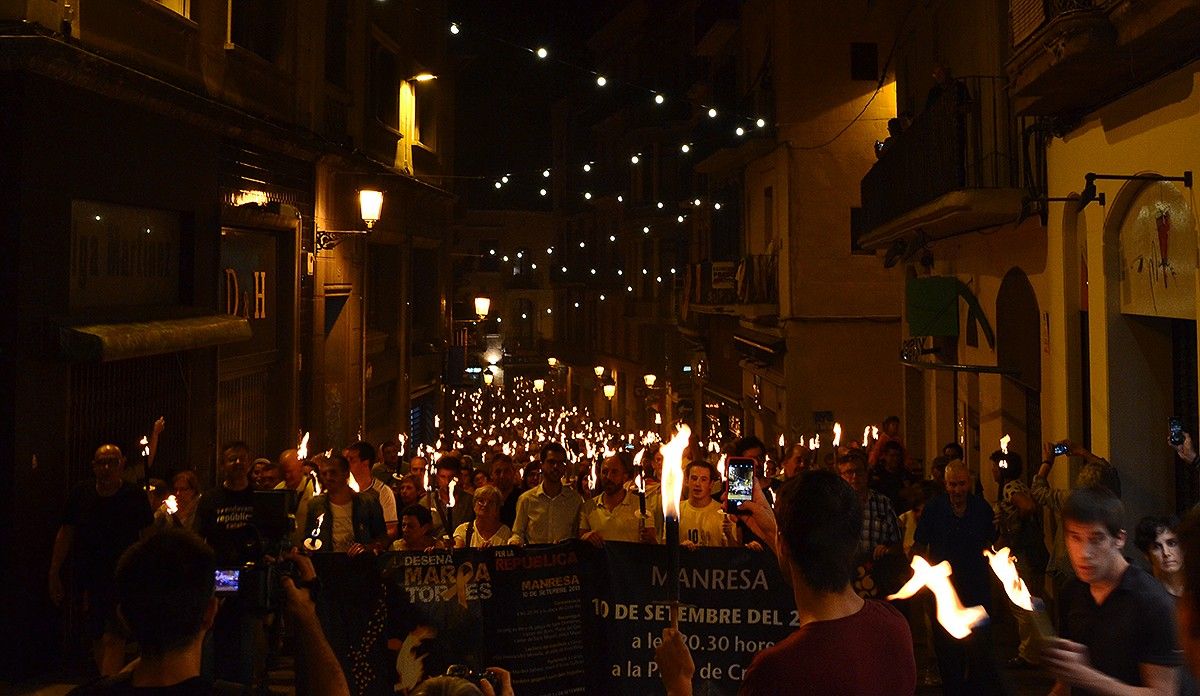 Capçalera de la Marxa de Torxes de Manresa al seu pas pel carrer Sant Miquel, l'any passat