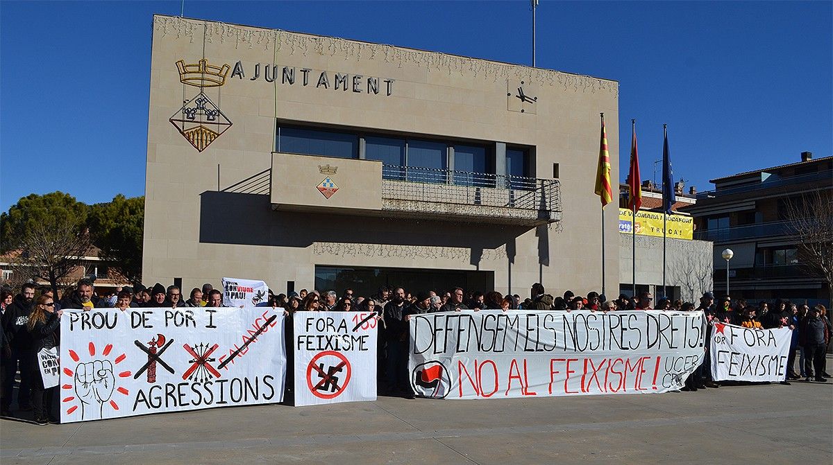 Els antifeixistes concentrats davant de l'Ajuntament