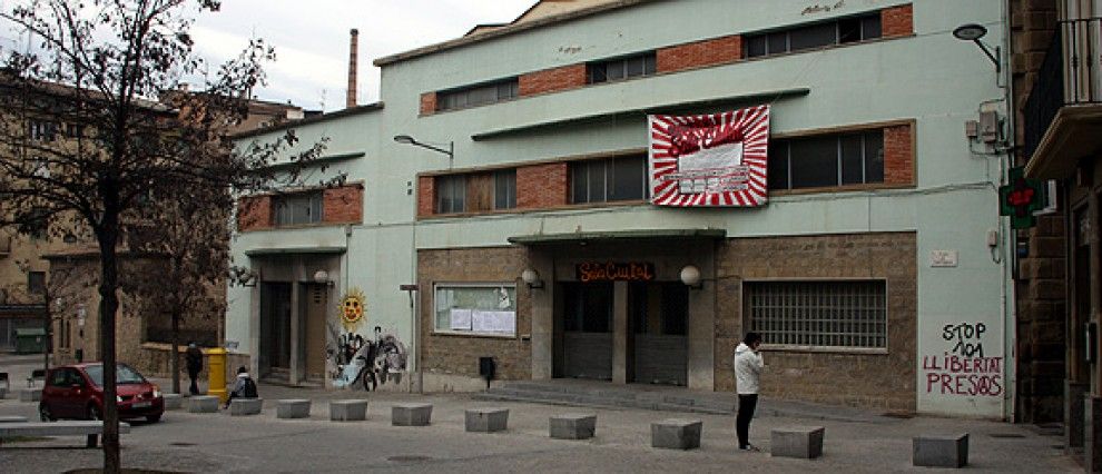 La plaça Sant Ignasi amb la Sala Ciutat al fons.