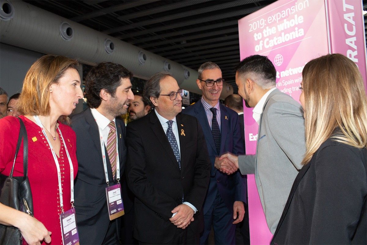 Quim Torra i membres del govern saluden el CEO de Fibracat Josep Olivet al MWC