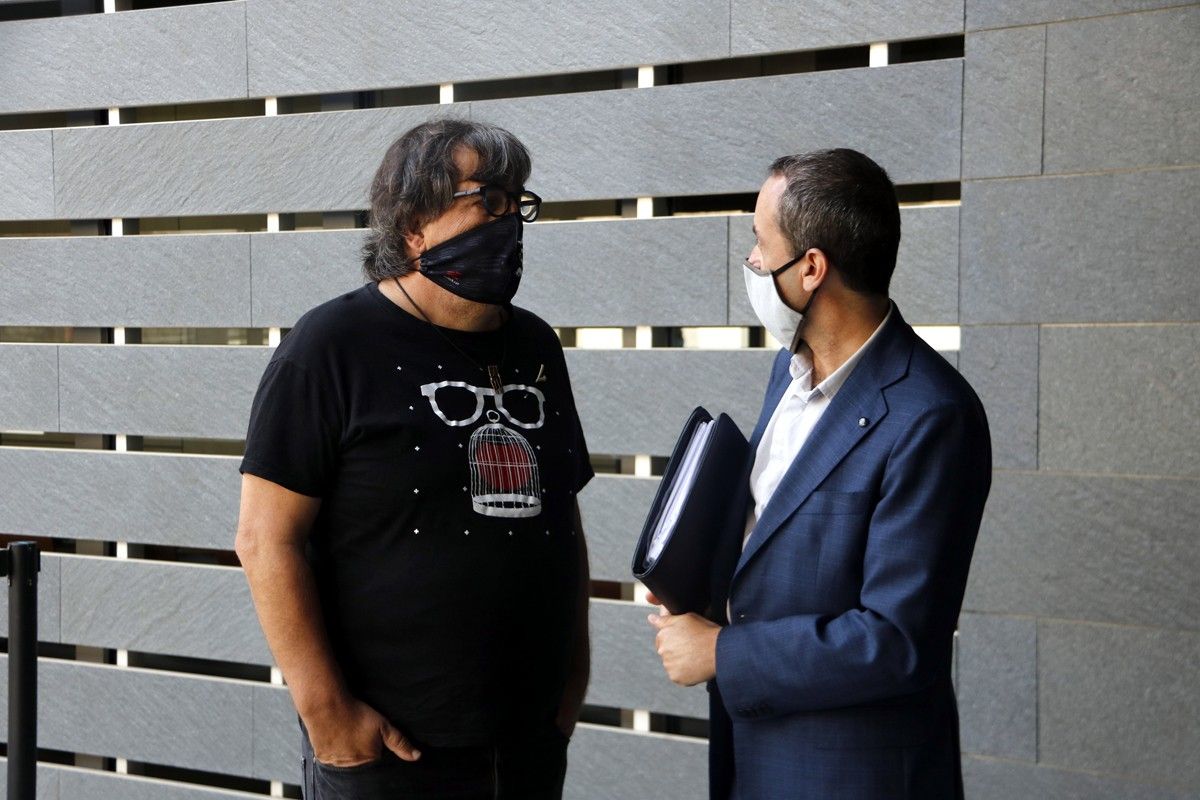Jordi Pesarrodona amb el seu advocat, David Casellas, a l'entrada dels jutjats