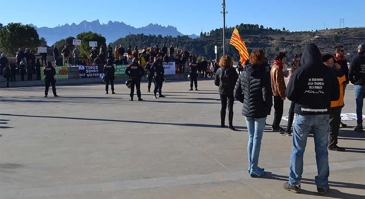 Manifestants antifeixistes, d'esquena a la dreta de la imatge, i espanyolistes al fons, diumenge passat