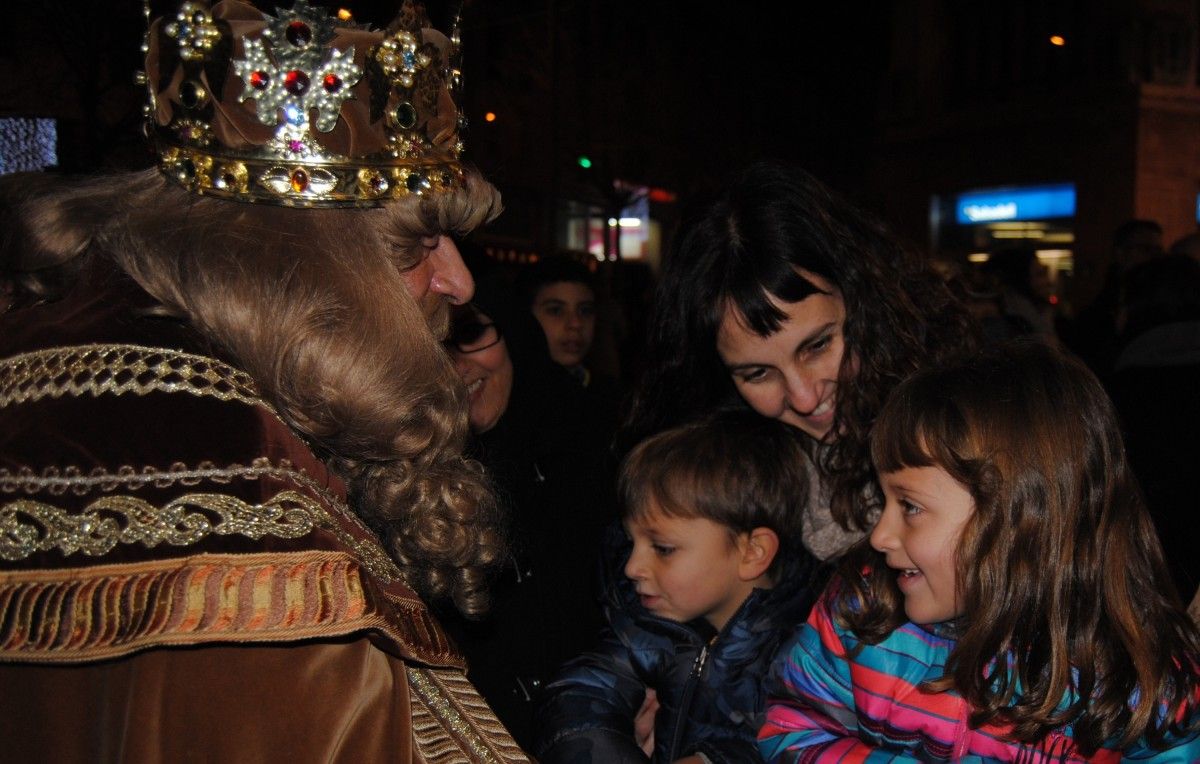 El Rei Gaspar parlant amb una nena a la Plaça Sant Domènec.