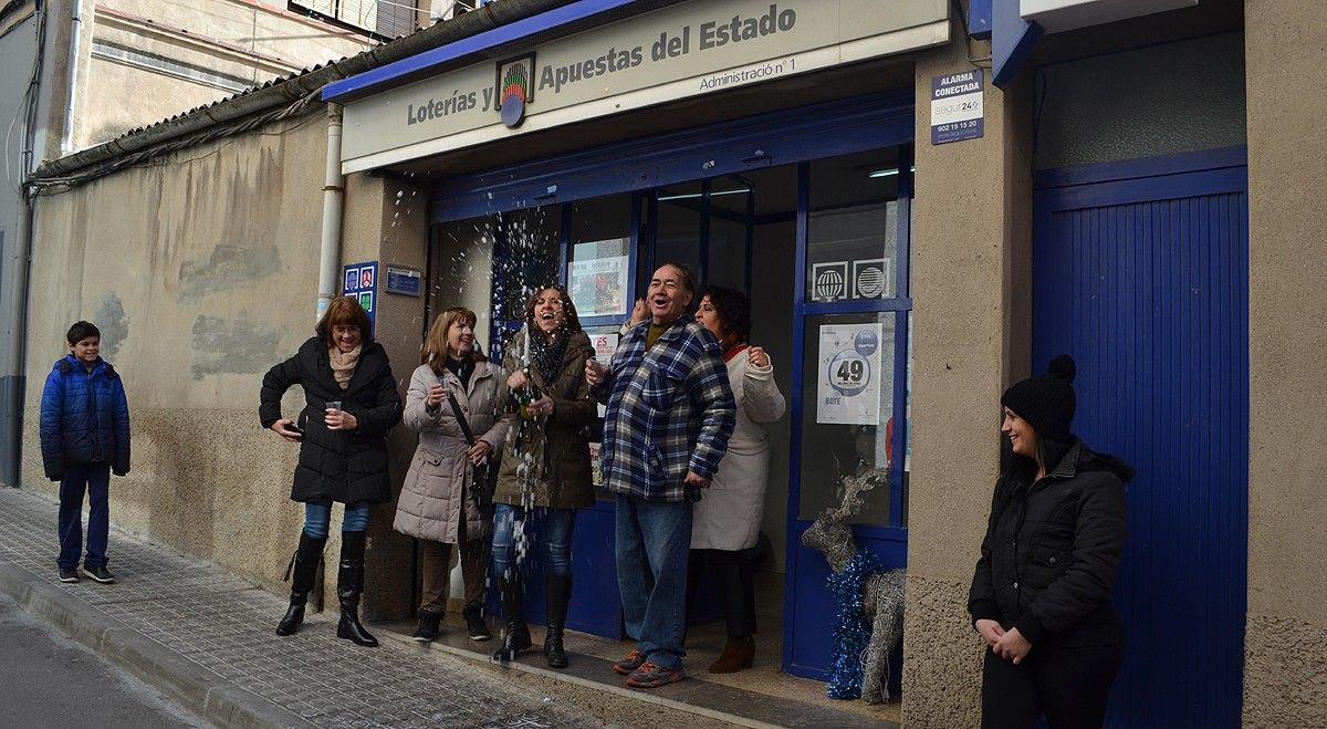 L'administració de loteria número 1  de Sant Vicenç celebrant el premi.