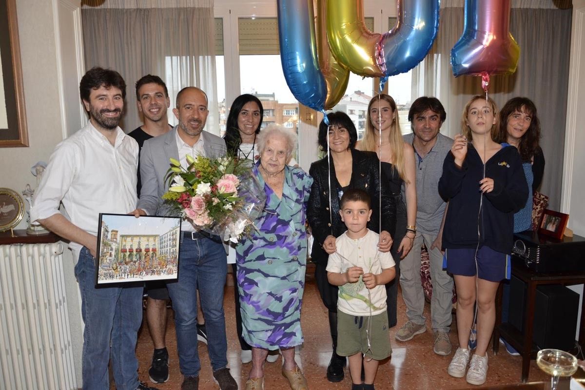 Joaquina March Gispert amb familiars seus i representants de l'Ajuntament