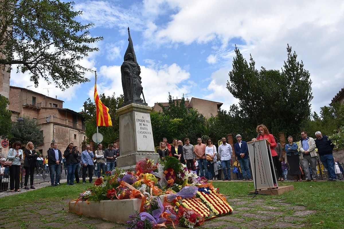 La consellera Ester Capella davant el monument a Rafael Casanova de Moià