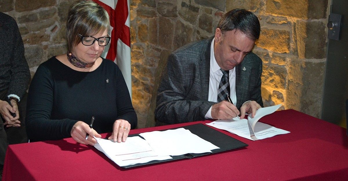 Mireia Estefanell i Valentí Junyent durant la signatura d'acord de govern