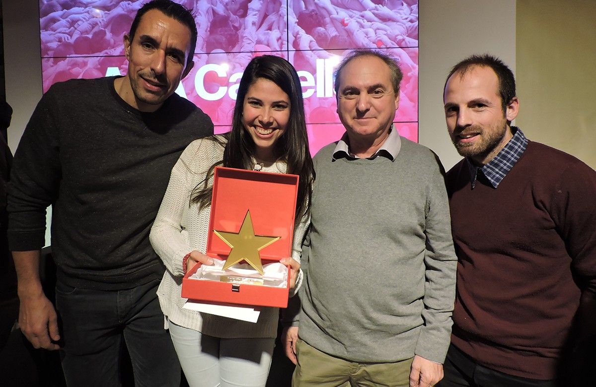 Membres de la colla castellera Tirallongues amb el Premi Ara Castells