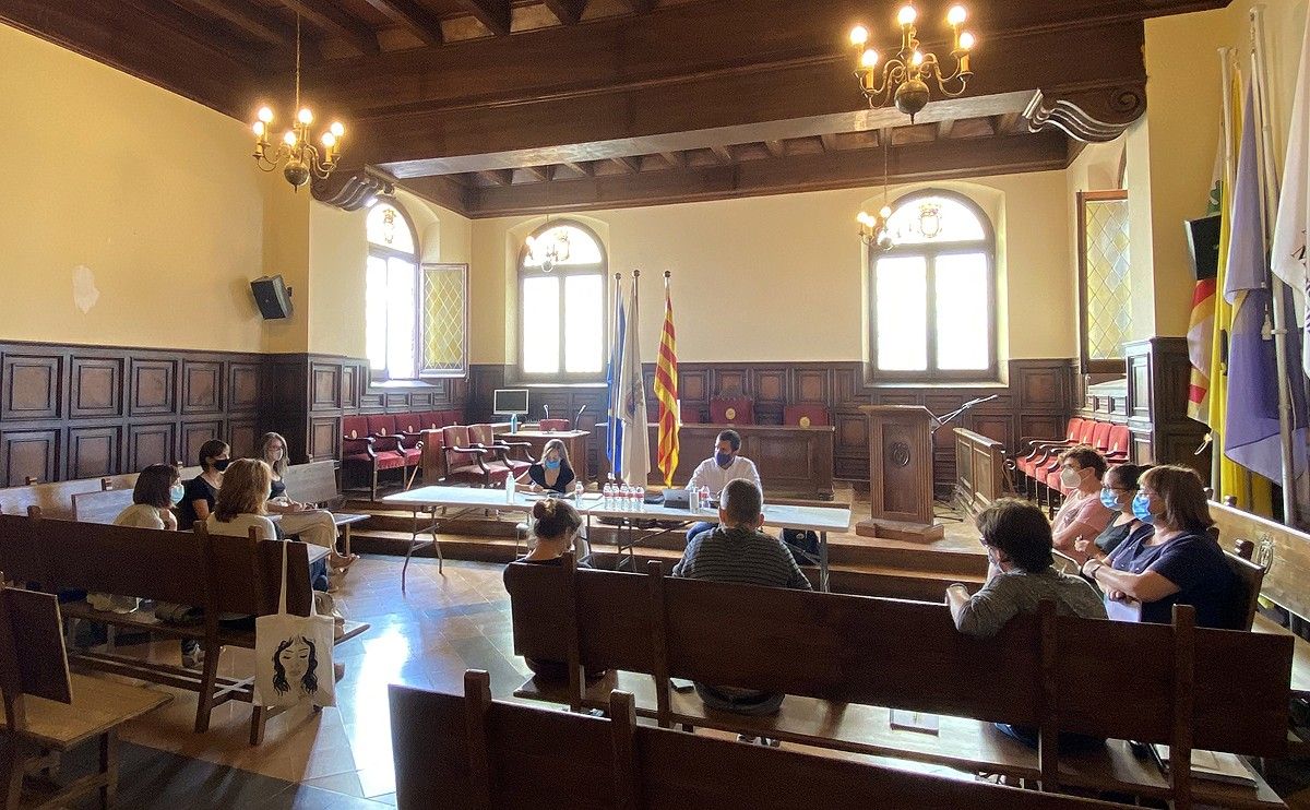 Reunió entre representants del govern i de les escoles a l'Ajuntament de Cardona