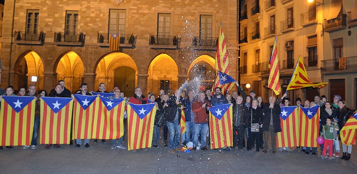 Independentistes bagencs a la plaça Major de Manresa aquest dissabte al vespre.