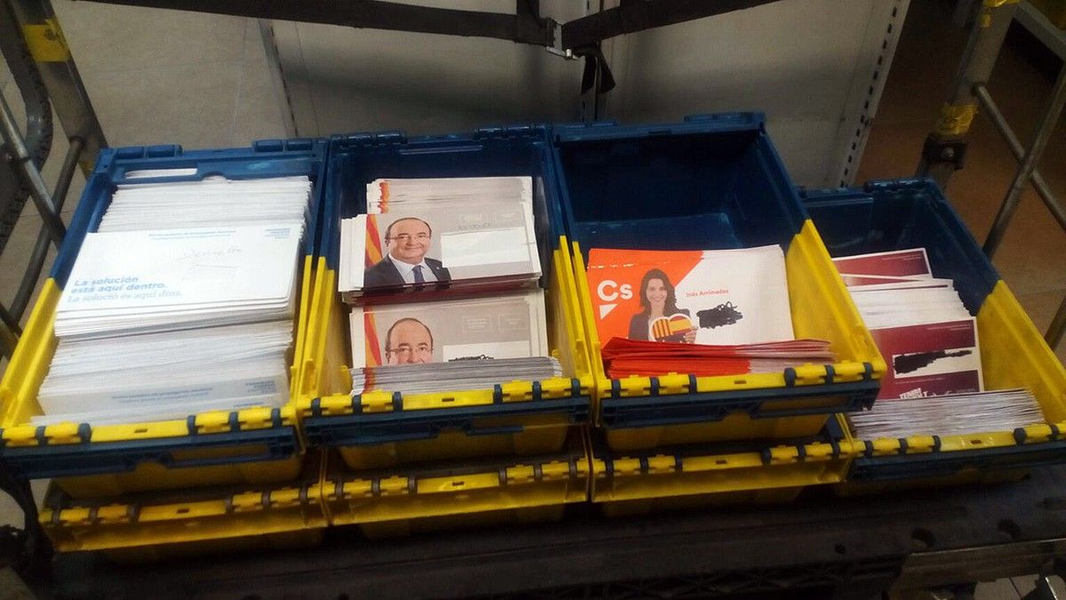 Caixes de propaganda electoral unionista retornada a Correus Manresa
