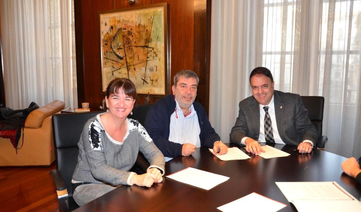 Moment de la signatura del conveni de col·laboració amb Àngels Santolària, Miquel Riera i Valentí Junyent