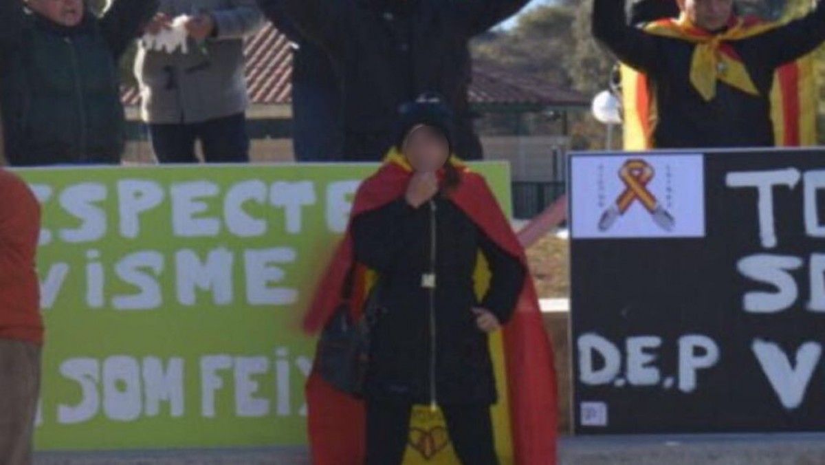 La mare que ha denunciat el càstig a la seva filla, tocant el xiulet durant la manifestació espanyolista de diumenge.