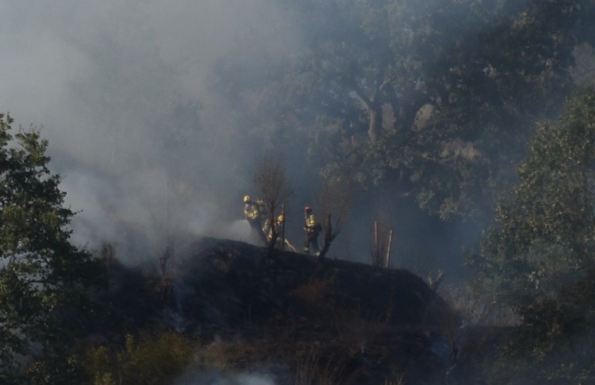 Els Bombers treballant en l'incendi de Moià