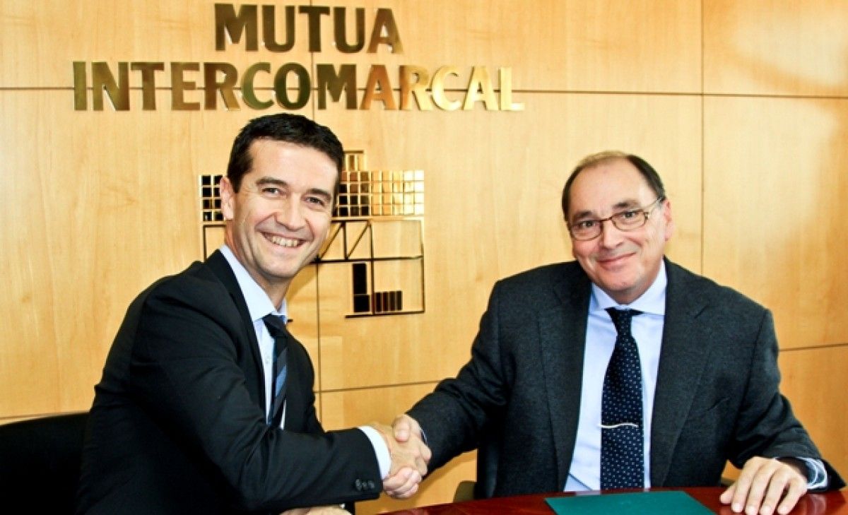 Jaume Arnau i Enric González signant el conveni de col·laboració.