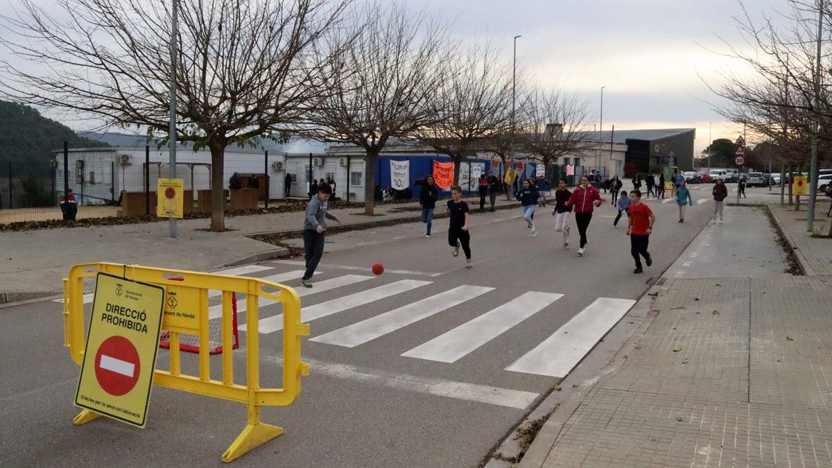 Alumnes de l'institut escola Sant Jordi de Navàs jugant al carrer a l'hora del pati