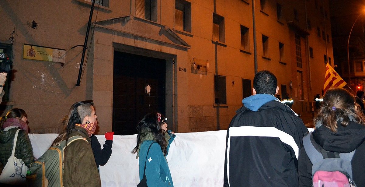 Manifestació de dimarts amb impactes de pintura a la façana de la caserna de la Guàrdia Civil