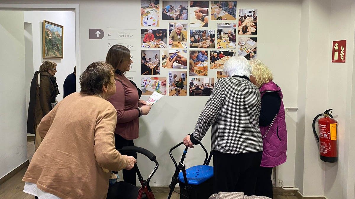 Usuaris de la Residència Mont Blanc visiten l'exposició «Teixim Memòria»