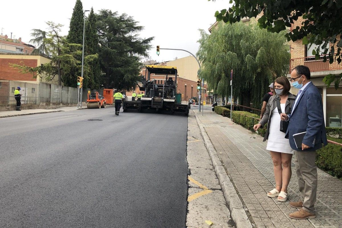 Treballs de pavimentació del carrer Sagrada Família