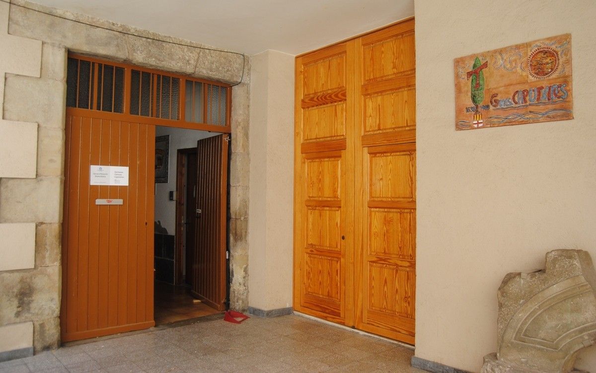 Imatge de l'entrada del convent de Sant Carles Borromeu de Manresa