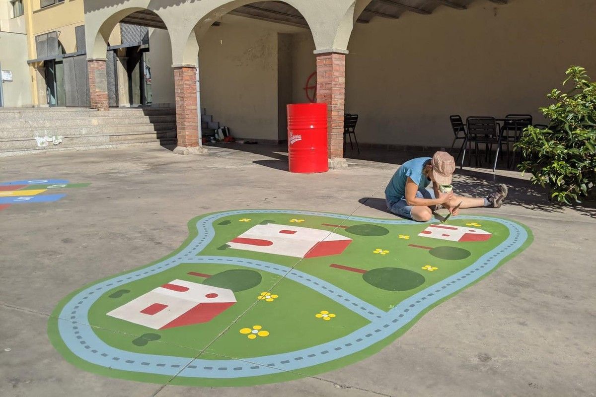 Susanna Ayala acabant de pintar els jocs a terra