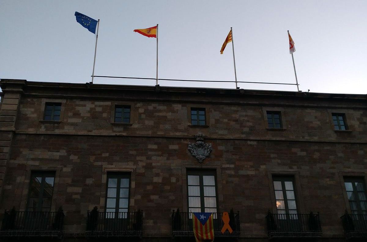 La bandera espanyola torna a onejar a la teulada de l'ajuntament