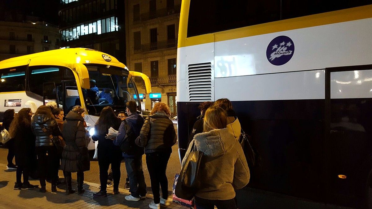 Passatgers pugen a un dels autobusos de la línia Manresa - Barcelona